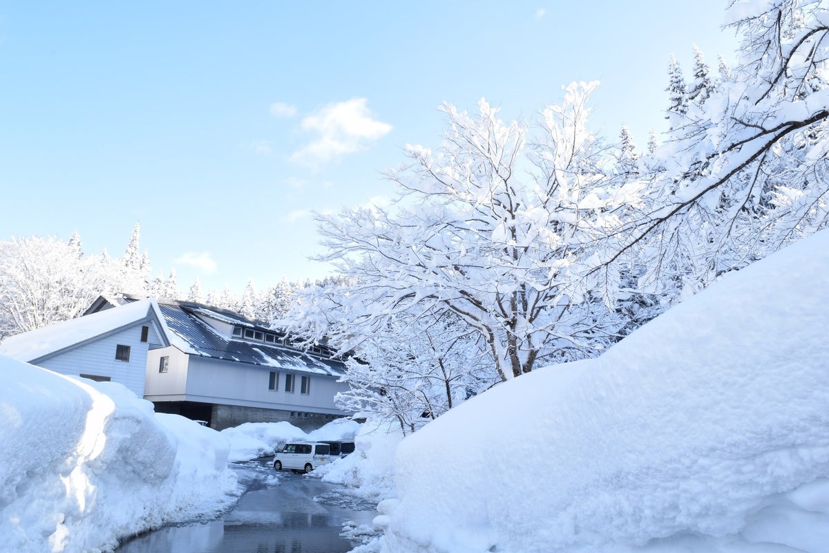 Exterior of Tsunan Brewery in snowy Niigata