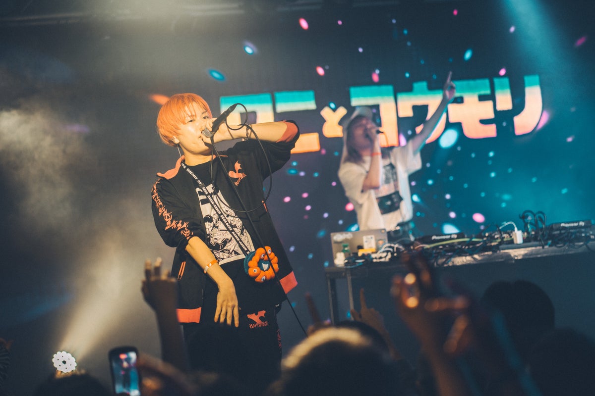 Wani to Koumori performing on stage