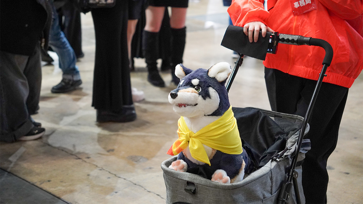 Kuroi Shiba riding a cart around the venue